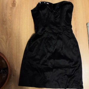  - Fin klänning med paljetter. Svart. 