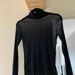  - Genomskinligt turtleneck i storlek S, okänd märke, köparen står för frakten, kan mötas upp i Malmö eller Helsingborg. 