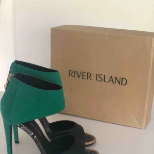  - Snygg sandaler med hög klack och dragkedja baktill. Använd endast ett par gånger så dom är i nyskick. Ni får orginalkartongen till. Hämtas i Malmö eller skickas mot frakt. 