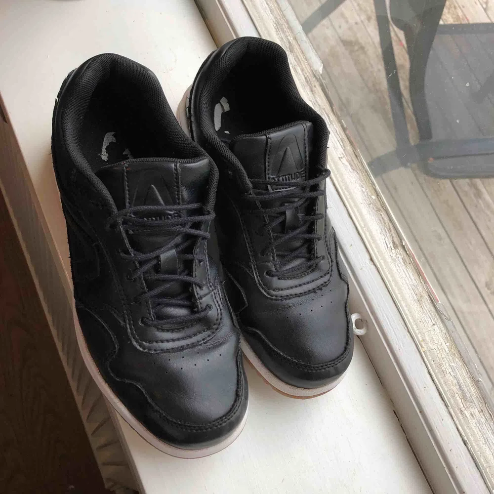 Svarta sneakers som jag köpte för något år sen men bara använt ett par gånger. Jättesköna men kan vara lite liten i storleken.. Skor.