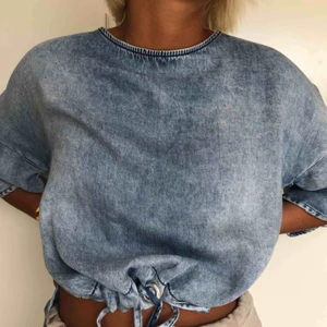  - Härlig blus i jeansmaterial, med knytdetalj i midja!