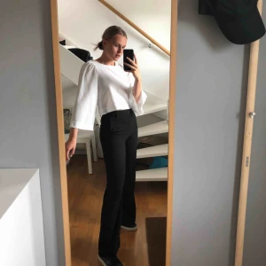  - Vit blus med vida armar från zara. Den är croppad. Storlek XS💕💕