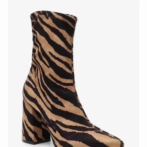  - Tigrerad sock-boot. Aldrig använda. 