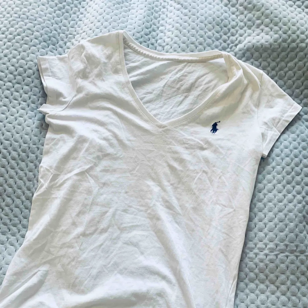 Vit T-shirt från Ralph Lauren. Knappt använd. . T-shirts.