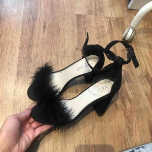  - Super snygga klackar, jätte bekväma. Köpta för 600kr använda 2 gånger endast. Storlek 36 men passar även 37.