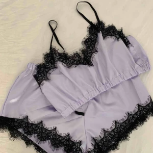  - Super gulligt pyjamas set i härligt marerial och spetskanter🥰 Aldrig använt då jag fick den i fel storlek:( 