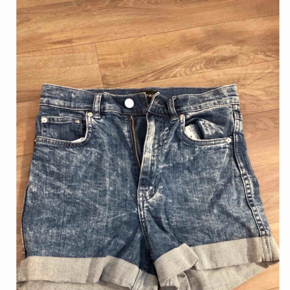 Stentvättade jeansshorts ifrån Monki, använda två gånger så i nyskick!. Shorts.