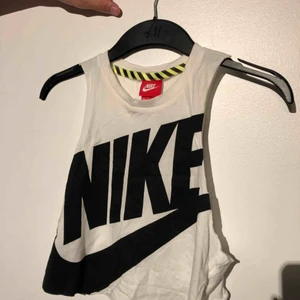  - Croppat linne från Nike, sällan använt, passar till träning likaså till ett par snygga bikershorts