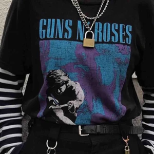  - Guns n’ Roses tisha använd fåtal gånger i bra skick. Tunnt tyg så passar bra i sommarvärmen! Säljer igen pga att den förra köparen ångrade sig
