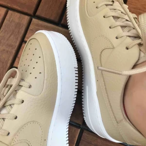  - Säljer dessa vackra Air Force 1’s i beigt läder för att de är för små :(((( köpte dem för 1200kr och de är oanvända. De är sååååå läckra.