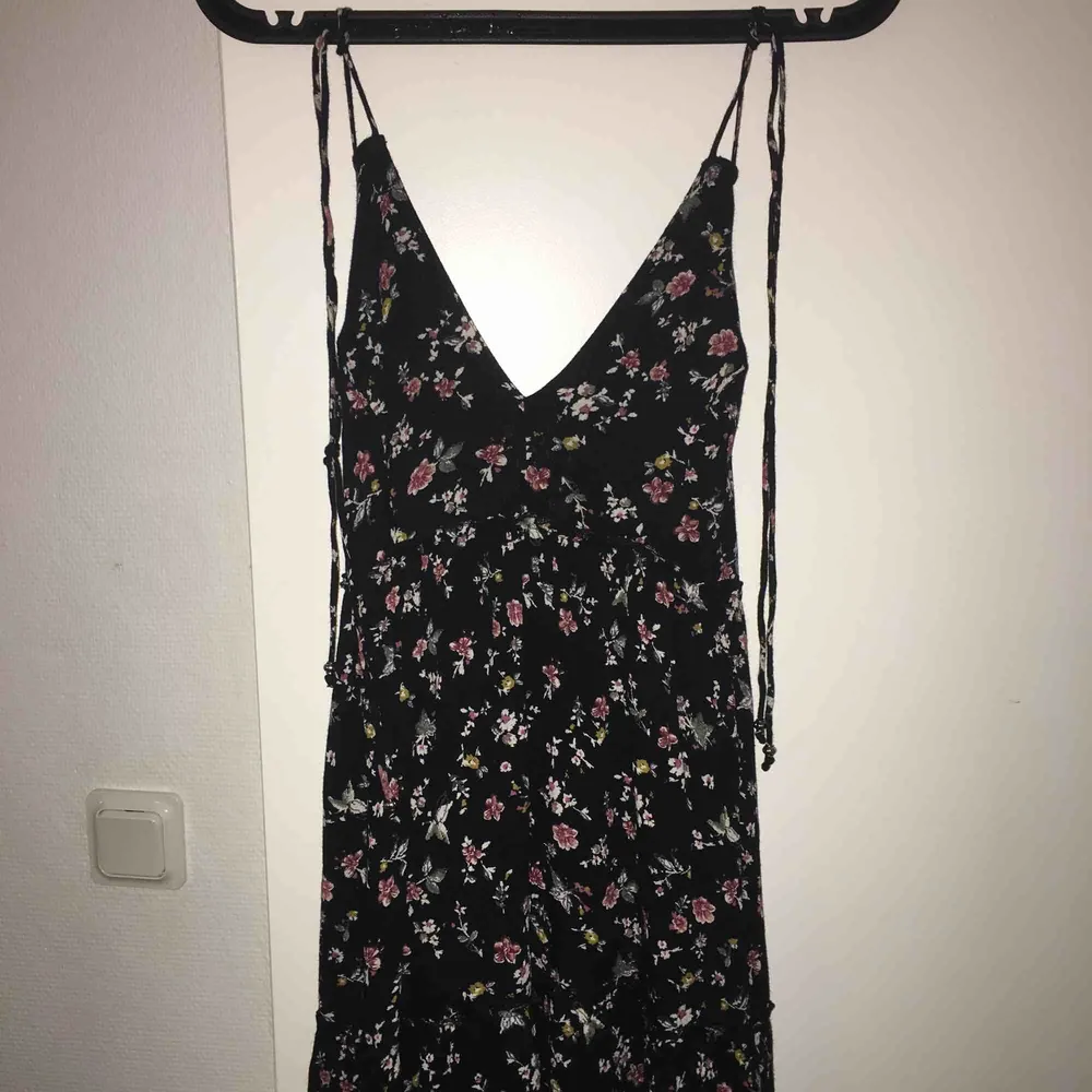 Jätte fin maxi boho klänning från Abercrombie & Fitch. Aldrig använd. Storlek small. Ord pris 800kr. Utsvängd passform.. Klänningar.