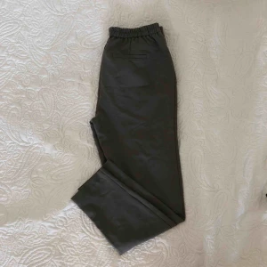  - Grå kostymbyxor, midwaist