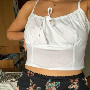  - Säljer top från Nelly pga köpte för stor storlek, knappt använd alls så i princip i nyskick! 29 kr frakt tillkommer 💛