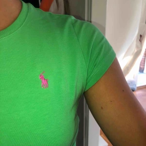  - Superskönt och strechig tshirt från Ralp lauren. Nästintill aldrig använd, barnstorlek L, 12-14 år. Jag är vanligtvis en S men denna sitter bra på mig! Frakt tillkommer!