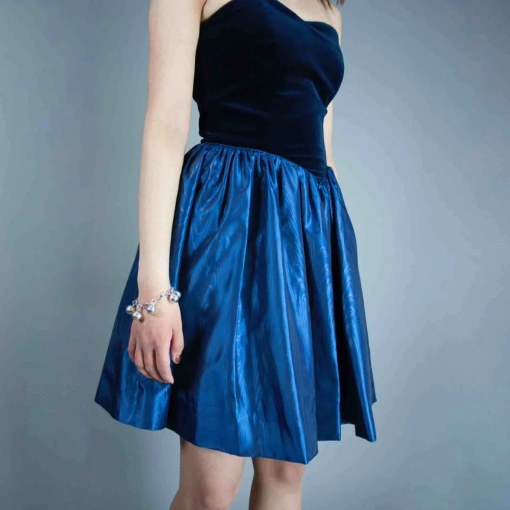 Vintage 80s strapless bustier and full skirt mini prom dress in dark blue size XXS-XS SIZE Label: UK 10, EUR 36, fits best XXS-XS Model: 165/ XS Measurements (flat): skirt length: ca 45 cm pit to pit: 37 cm waist: 32 cm Free shipping . Klänningar.