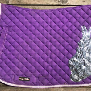  - Lila schabrak med silver o paljetter som ska likna en vinge. Använd ungefär 3 ggr. Nypris 350kr, mitt pris 200kr