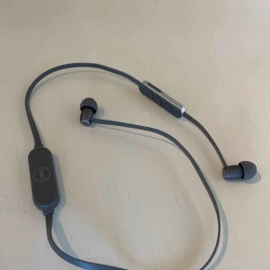  - Jays a-six wireless hörlurar. Kommer med laddsladd och olika storlek på pluppar. Fullt fungerande. FRAKT INKLUDERAD