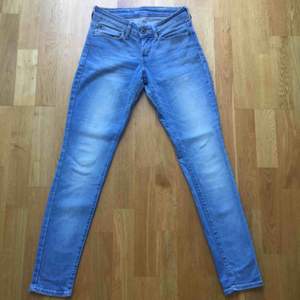 Säljer mina ljusblå  Levis Demi Curve skinny jeans i storlek W24L32 Modern Rise. Sparsamt använda men ser ut som nya. Finns att köpa i Uppsala alternativ skicka via post(kund betalar frakt).  Nypris: ca 700kr. 