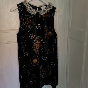  - Fin kort klänning med mönster köpt på Urban Outfitters 