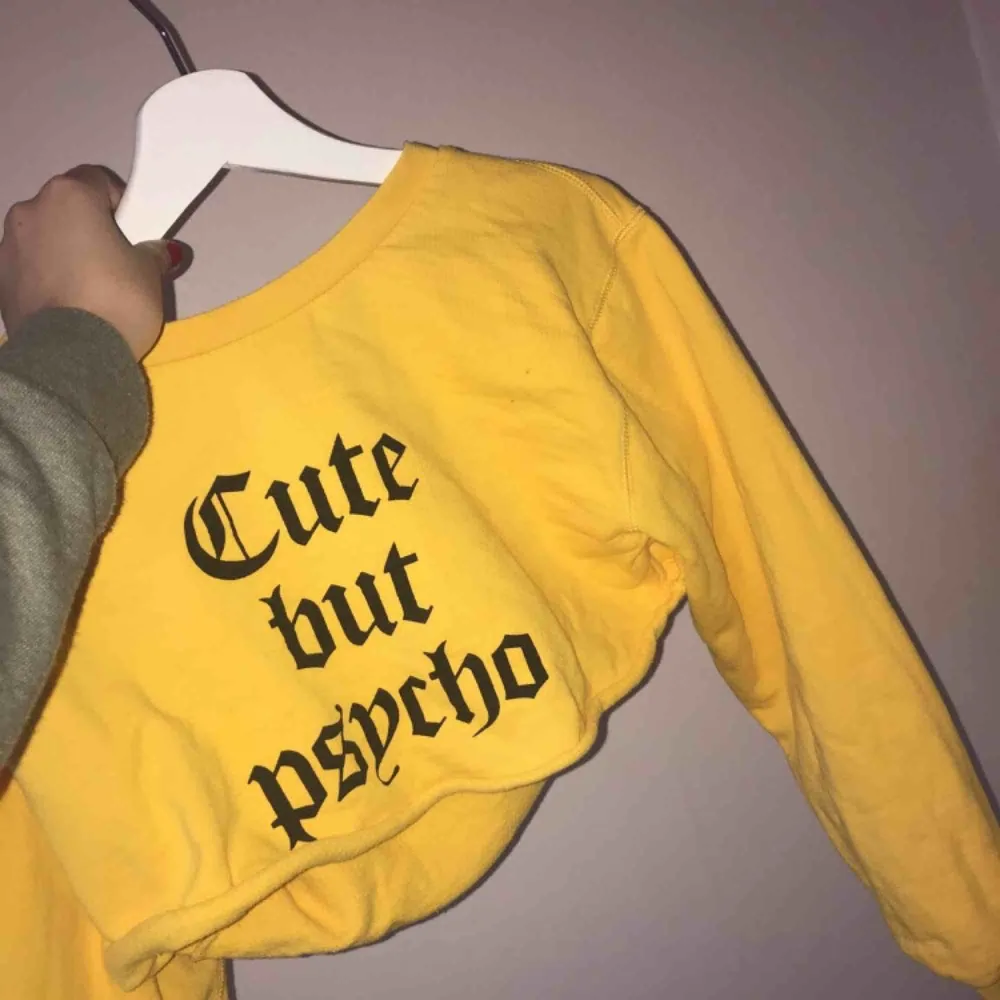Cute but psycho tröja/sweatshirt Croppad Från madlady, använd en gång bra skick  Fraktar endast och köparen står för frakt❤️. Tröjor & Koftor.