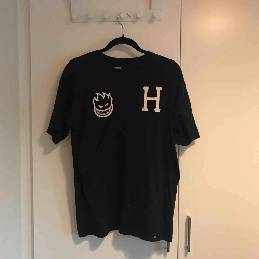 T-shirt från en kollaboration mellan skateboardmärkerna Spitfire och Huf. Bra skick. Finns i Stockholm alternativt postar, köpare står för frakt. . T-shirts.