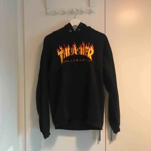  - Äkta Thrasher tröja. Väl använd men fortfarande i bra skick, därav det låga priset. Finns i Stockholm alternativt postar, köpare betalar frakt.
