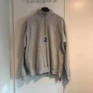  - Skön quarterzip tröja från svenska skateboardmärket Poetic. Storlek Large. Möts upp i Stockholm alternativt postar, köpare står för frakt. Har du några frågor är det bara skicka ett meddelande.
