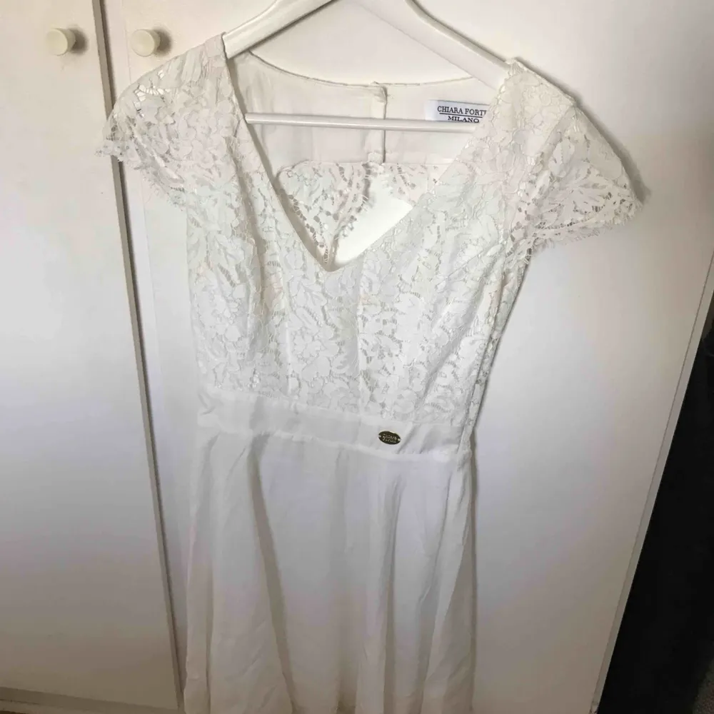 Fin vit spets klänning från Bubbleroom. Använd en gång. Möts upp i Uppsala . Klänningar.