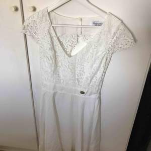 Fin vit spets klänning från Bubbleroom. Använd en gång. Möts upp i Uppsala 