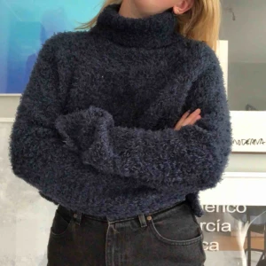  - väärldens mysigaste tröja:)) inte så varm som den ser ut så funkar även på sommaren!! den var lång men är avklippt så den har ingen fåll menmen. 🍋FRAKT INGÅR🍋