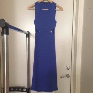  - Lång klänning från topshop.  Bild 3 är baksidan   OBS! Säljer endast till personer som kan hämta upp plagget i Helsingborg 