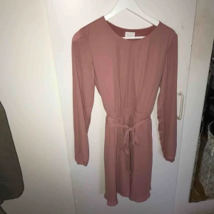  - Jättesöt klänning från vila! ALDRIG ANVÄND. Men skulle säga att den passar 34-36. Köparen står för frakt! 