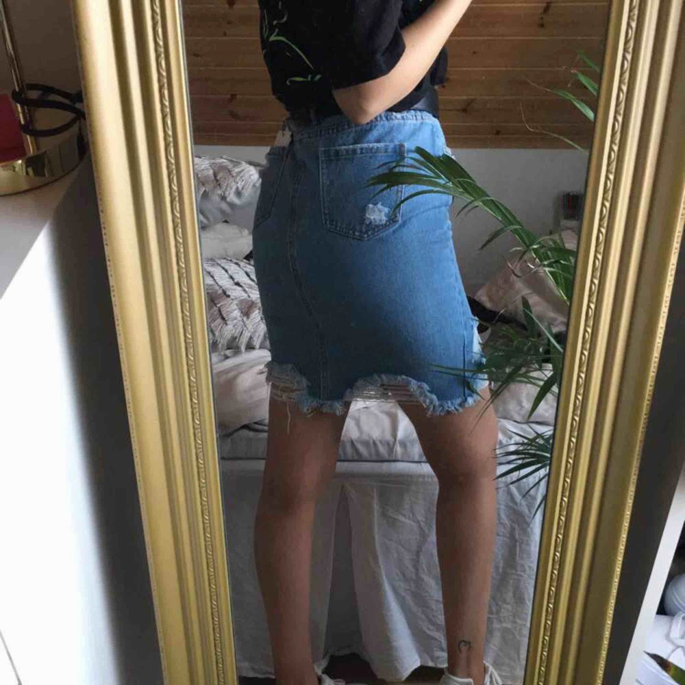 Super fin jeans kjol från missguided! Helt ny & oanvänd! Prislappen finns kvar. Kjolar.