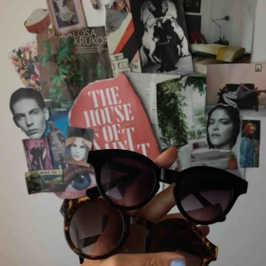  - Två skitsnygga solglasögon från en marknad i London! Knappt använda alls