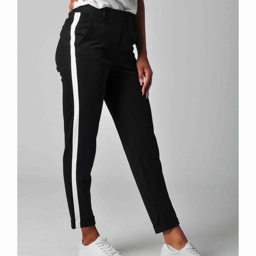Jätte fina byxor med vita revärer🥰 tyvär för små för mig😥 Frakt tillkommer. Jeans & Byxor.