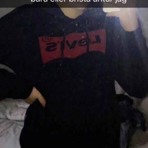  - marinblå hoodie, S i herrstorlek. köpt över ett år sen men fortfarande i väldigt bra skick. köparen står för frakt 