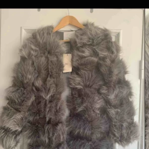  - En helt oanvänd pälsjacka från Stylelevel. Lappen sitter kvar, jackan har förvarats hängande i garderob sedan köp. Nypris 1499kr. Säljer pga fel storlek.