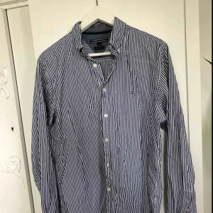  - Fin skjorta inköpt i USA, för kort för mig. Använd typ 2 gånger 