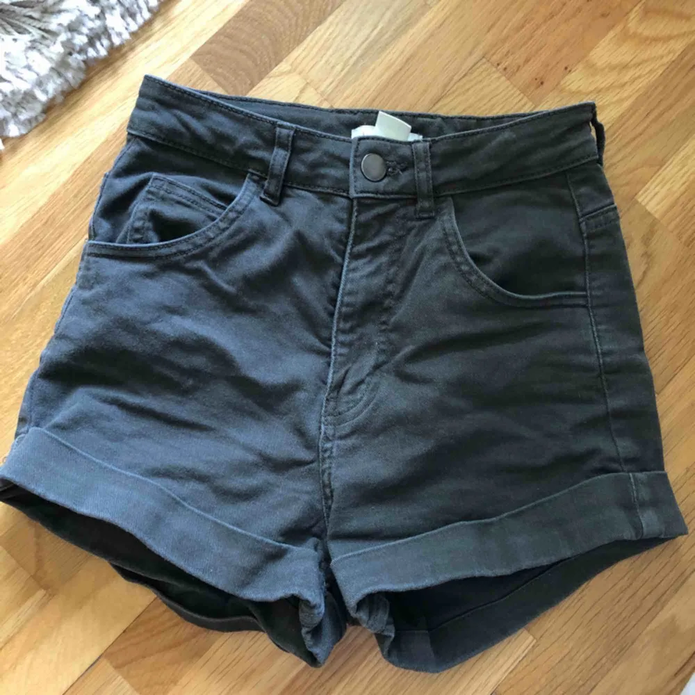 Snygga ”militär” gröna shorts som är högmidjade!  Säljer för att de blivit för små för mig, tyvärr;( jag är en 34-36 (36 mestadels) och de sitter alltså lite för tight, Kan mötas upp och frakta!! Fråga på . Shorts.