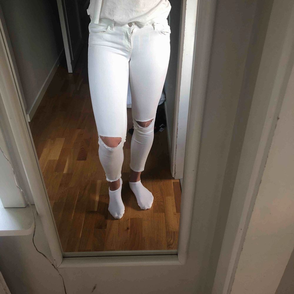 Vita jeans med hål på knäna i 34 från Gina Tricot. Jeans & Byxor.