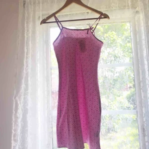  - Klänning/nattlinne i silke. Aldrig använd och lappen är kvar så den är i väldigt bra skick!:) Frakt tillkommer💓💕🌷