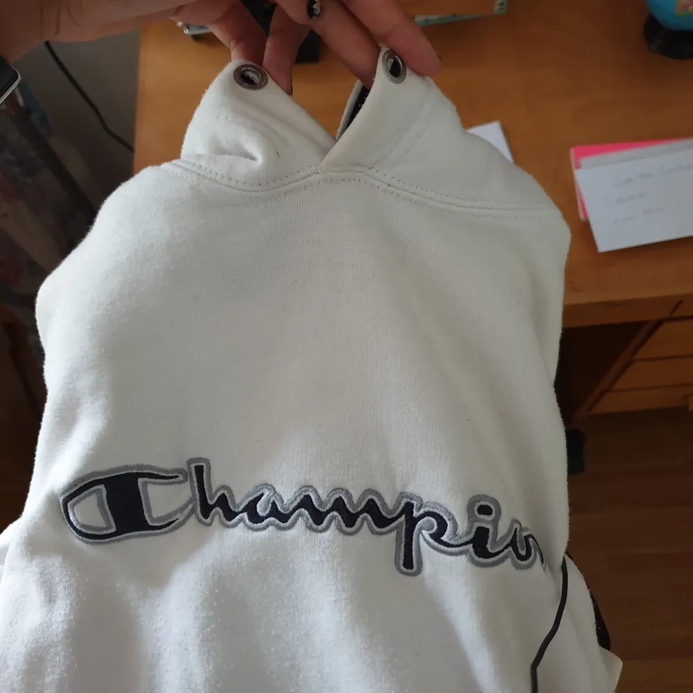 *Jag fraktar inte* •   Vintage vit Champion hoodie med blå logga, M i damstorlek alltså inte den största.. Tröjor & Koftor.