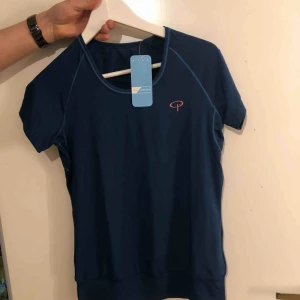  - Blå träningströja som är ny med prislapp kvar. Finns två lika dana. Pris kan diskuteras vid köp av båda.