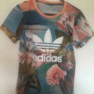  - Äkta Adidaströja i nyskick! Storlek s/m. Passar både person med s och n i storlek. Köpt på urban outfitters, orginalpris 600 kr.  Kan mötas upp i Lund, Malmö el Staffanstorp, annars frakt som gäller om står för den själv :)   Hör av dig vid övriga frågor!