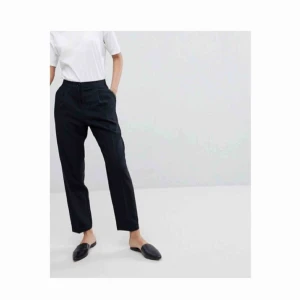  - Byxor från ASOS i strl 36 med elastisk midja, supersköna och snygga! Perfekta som basicbrallor men också snygga till fest✨  Använda men i fint skick!