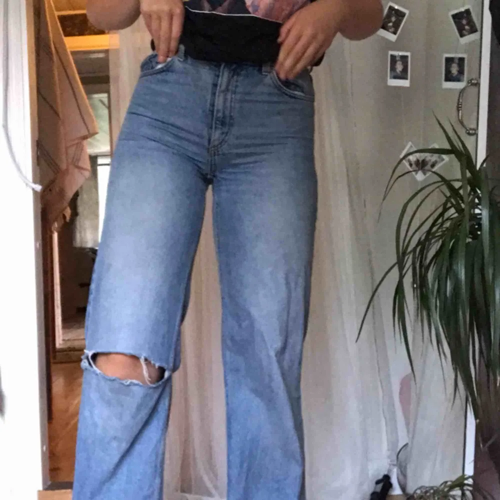 säljer nu ett par gamla favoriter!! Yoko jeans från monki, bra skick o har klippt hål på höger knä😁😌💅🏻 härligt utsvängda precis lagom till en 170 men funkar även längre/kortare. Najs skynda fynda!!!🥶 möts helst men kan fraktA. Jeans & Byxor.