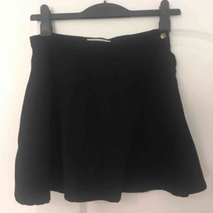  - American apparal kjol I Manchester, svart. Storlek m. Orginalpris 700 kr. Jättefin passform. Knappast använd.