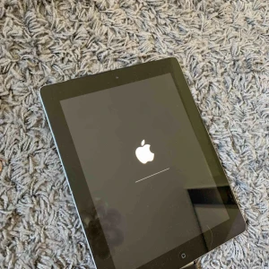  - Ipad 2, alltså gammal. Ganska seg, MEN det går absolut att typ kolla på film och alla funktioner funkar som den ska. Såklart helt återställd och laddaren följer med eftersom den är gammal. Skriv till mig om du har frågor. 