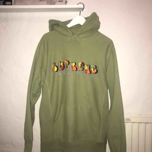  - Supreme hoodie strl L. Skitsnygg! 