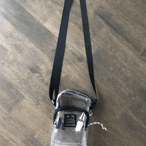 - Transparent liten axelväska (oanvänd) ordinarie pris 220kr 